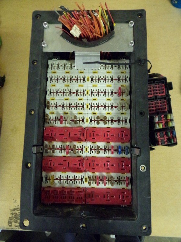 Kenworth P22-1014 Rev A 20668AA Fuse Block box *FREE SHIPPING*
