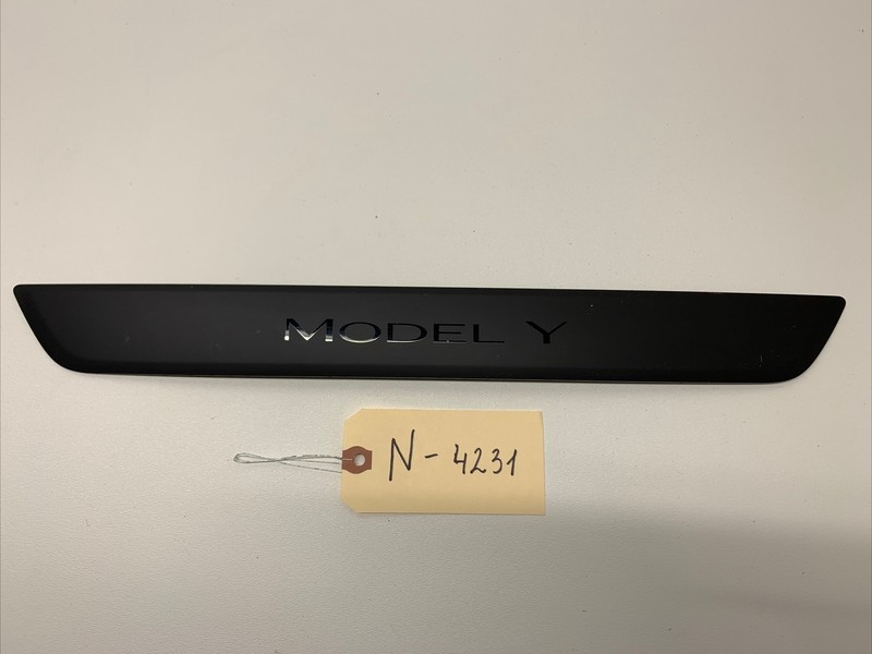 2020-22 TESLA MODEL Y FRONT RIGHT SIDE DOOR SILL SCUFF PLATE COVER TRIM 4231 B44
