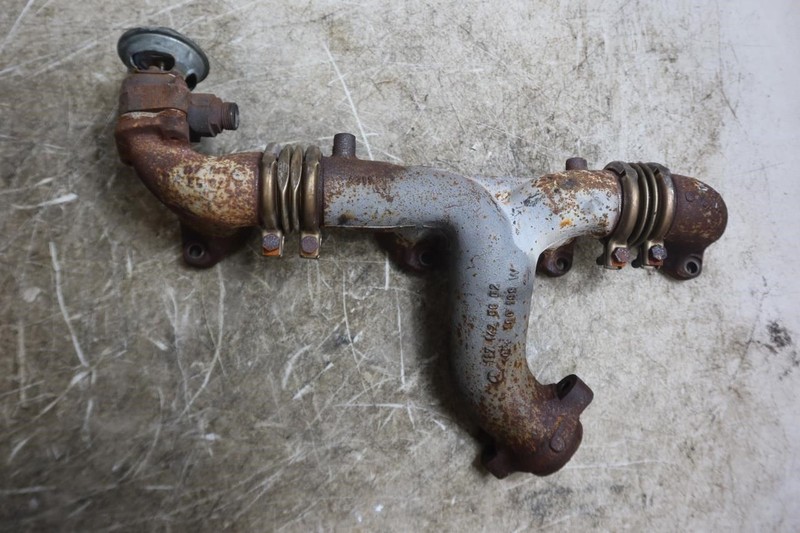 Mercedes 560SL R107 OEM Exhaust Manifold Left Driver Side 117 142 56 02