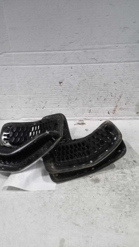 2015 Jeep Cherokee Grille OEM Blue 68303626AA 4DR SUV Used 119K Miles