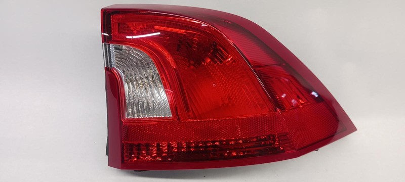 14-'18 VOLVO S60 SERIES Right passenger Taillight quarter mounted OEM
