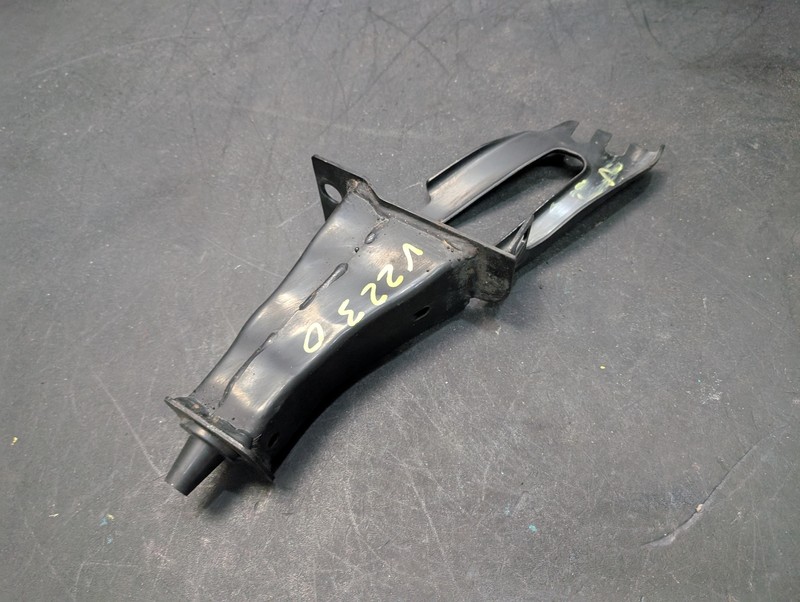 Front Crossmember Right Bracket 2015 Volvo S60 31329800 2014 2016 2017 2018
