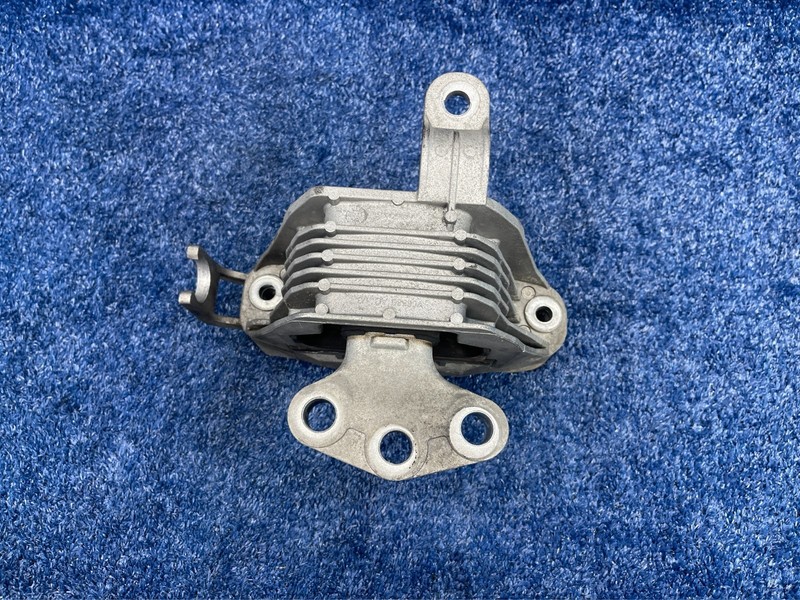 2016–2019 Buick Cascada 1,6L Upper Right Engine Mount OEM 13347453