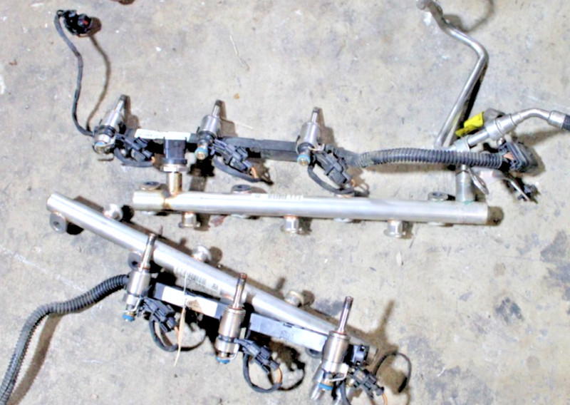 2013 - 2016 GMC Acadia Fuel Rail w/ Injector Set 3.6l OEM