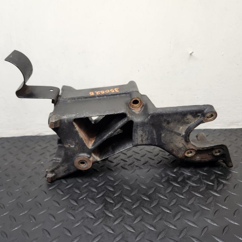 99-00 Cadillac Escalade 5.7L Power Steering Pump Bracket OEM 12554522
