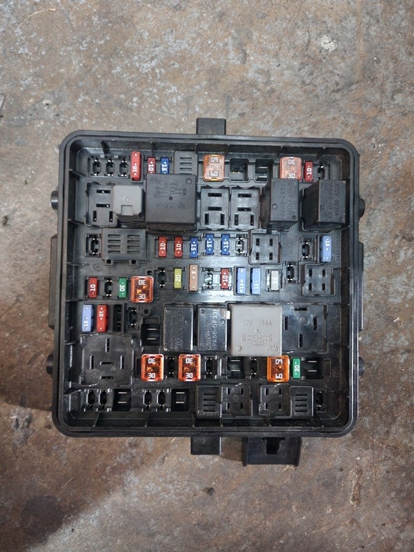 2016 Cadillac ATS 2.0 2.5 Fuse Box Junction Relay Block 23218146 AR Pre-Owned
