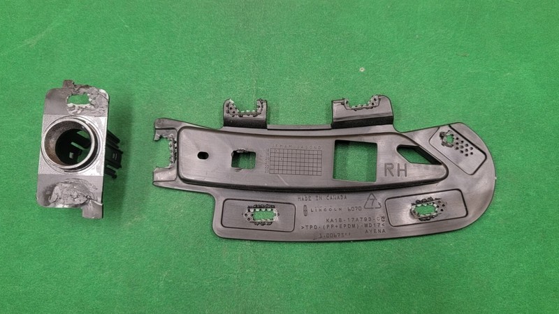 2019 2020 LINCOLN NAUTILUS Front Bumper Reflector Bracket W/ Parking Sensor OEM