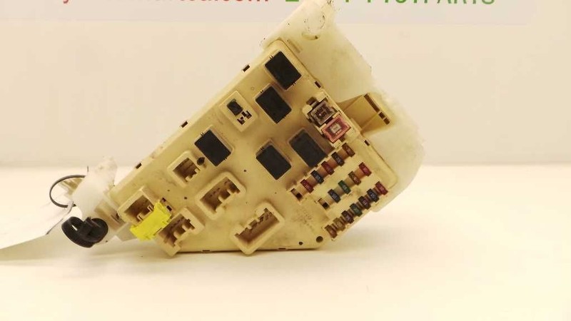 01 02 03 TOYOTA PRIUS UNDER DASH FUSE BOX 39225