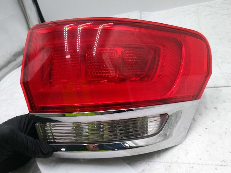 Used Right Tail Light Assembly fits: 2016 Jeep Grand cherokee quarter panel moun