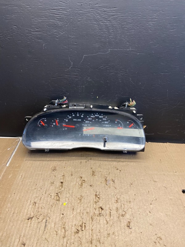 2006 Ford E350 Gauge Speedometer Cluster OEM ab5768 DG