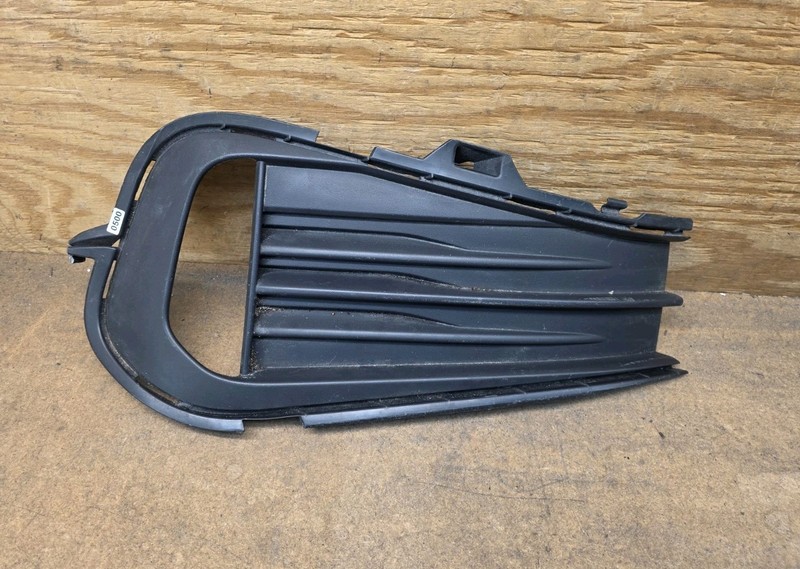 2022 2023 2024 Volkswagen Jetta Front Bumper Grille Fog Light Cover Right OEM