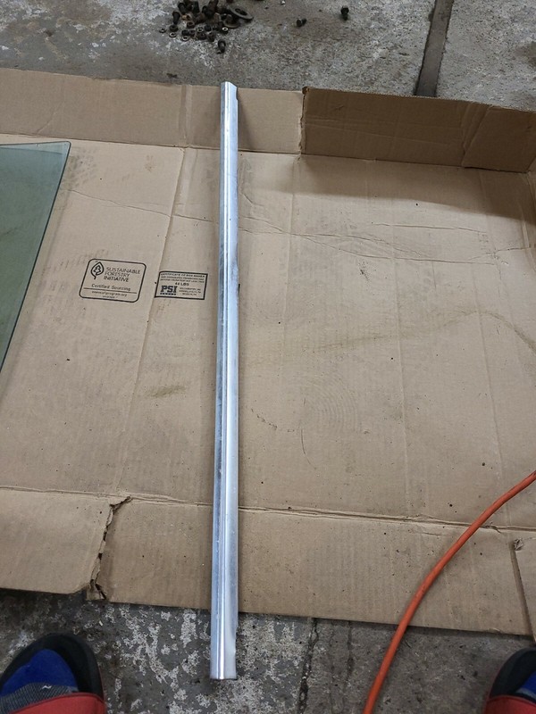 MERCEDES BENZ 220 D/8W115 PASS RIGHT REAR UPPER DOOR TRIM MOULDING