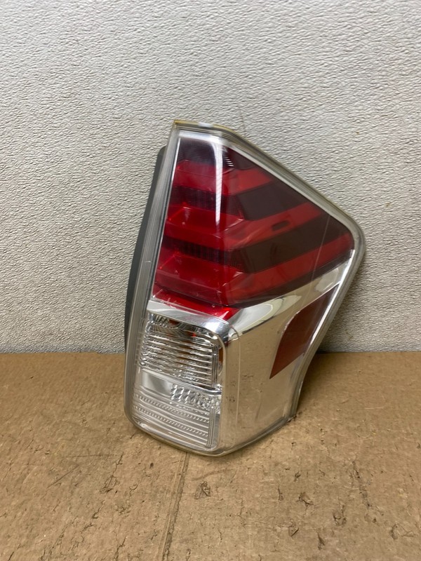 2015 to 2018 Toyota Prius V LED Right Passenger RH Tail Light Oem V3840 DW