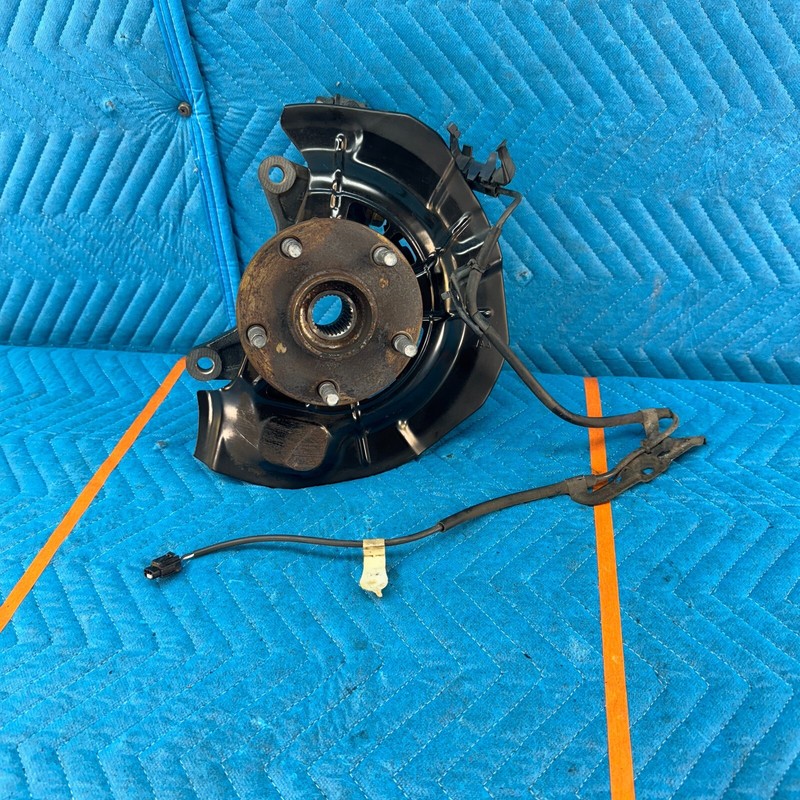 2005- 2012 TOYOTA AVALON XL Front left DRIVER Spindle/Knuckle w/Hub OEM 118 K