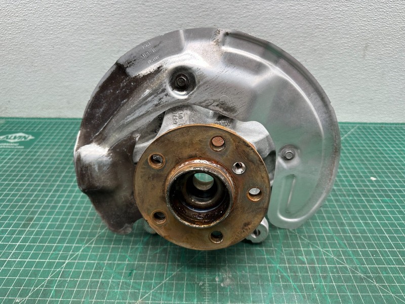 14-24 Mini Cooper Base F55 F56 F57 FRONT RIGHT SPINDLE KNUCKLE W/ HUB OEM