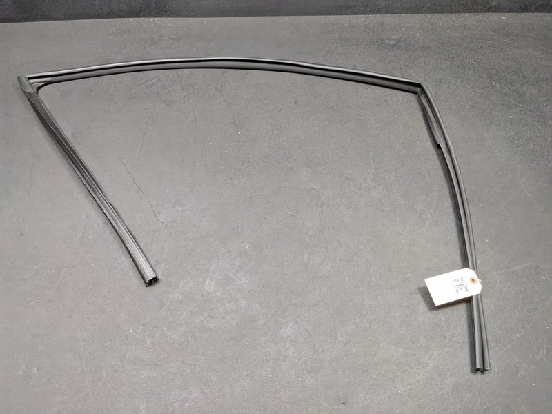 Front Right Pass. Glass Run Channel Seal 19 Nissan Rogue Sport 80330-6MA0A 17 18