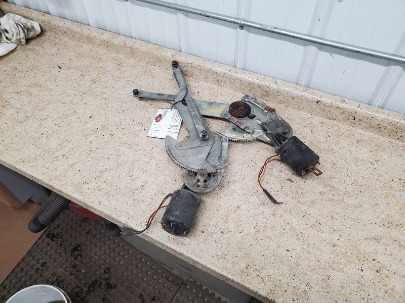 THUNDERBI 1964 Front Window Regulator 308024
