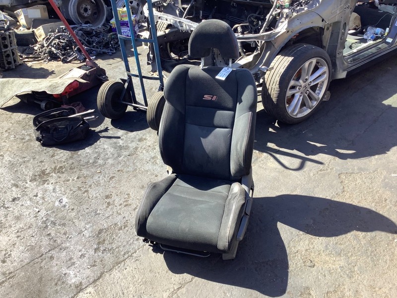 06-011 Honda Civic 4DR SI Left Front Seat OEM
