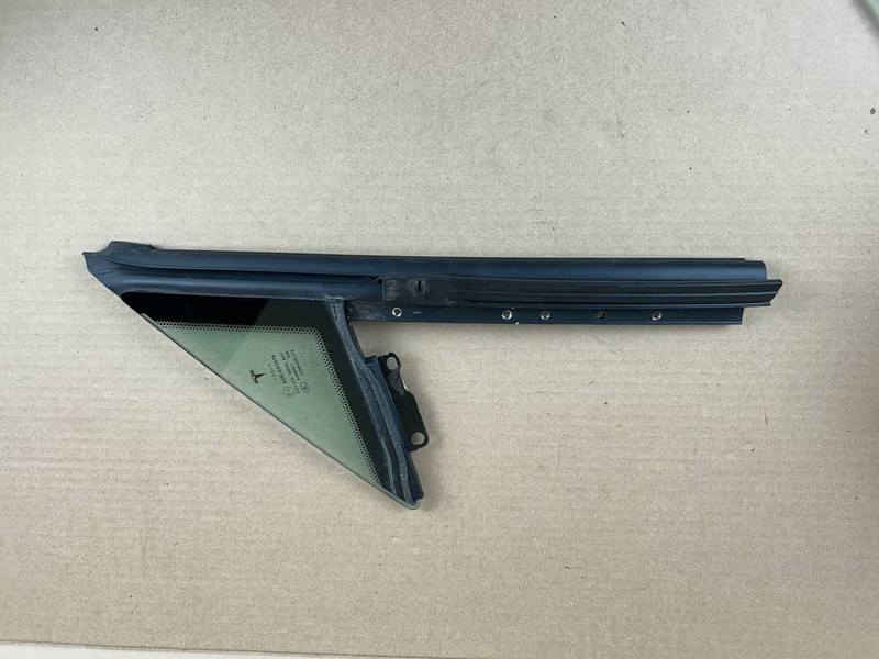 ✅12-20 Tesla Model S Front Left Door Window Corner Glass 43R-001074 w/ scratch