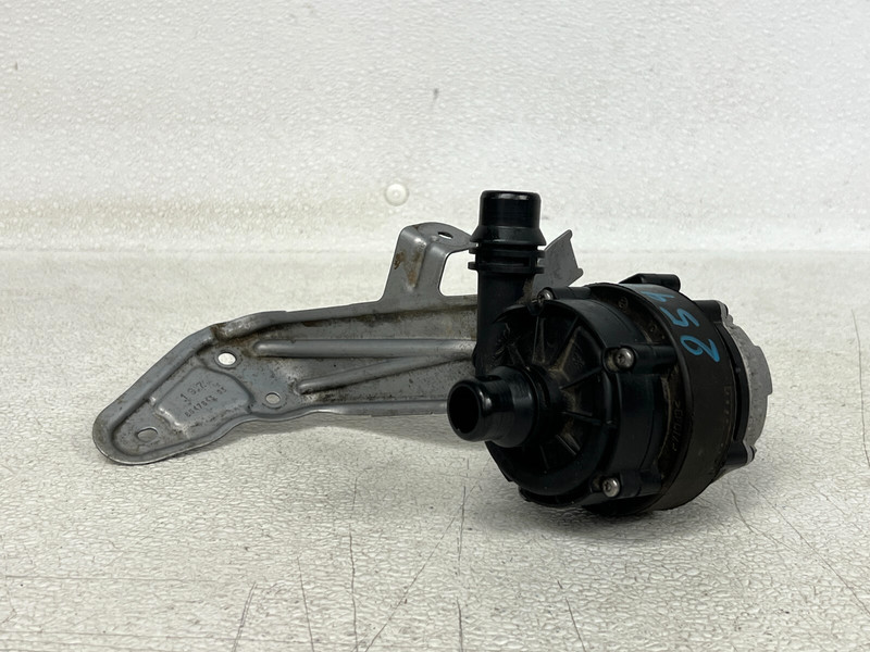 ⭐2018-2024 BMW X3 XDRIVE CARRIER ATTACHMENT WATER PUMP BRACKET OEM LOT2593