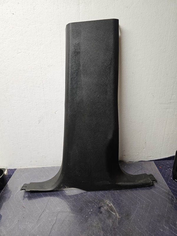 RIGHT SIDE CENTER B PILLAR LOWER TRIM COVER OEM CHEVROLET COLORADO 2015 - 2022