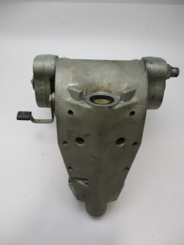 0386529 Evinrude Johnson Outboard Swivel Bracket 85-135 Hp 0319788 0319448