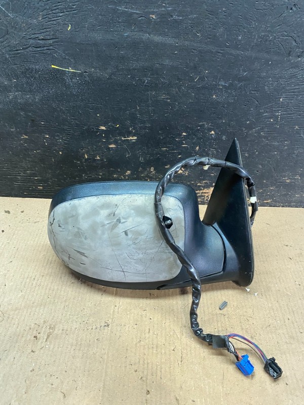 2003-2006 Chevrolet Tahoe Suburban Right Passenger Turn Door Mirror OEM T0250 DG