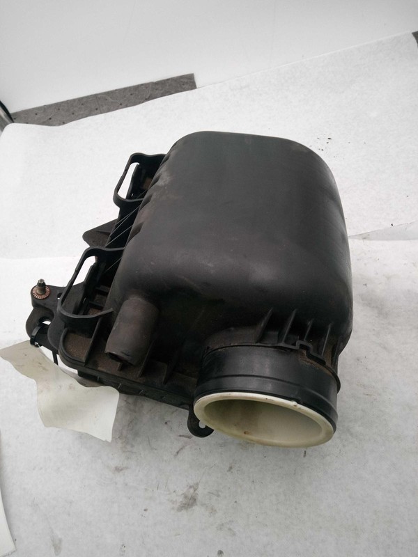 Used Air Cleaner Assembly fits: 2008 Chrysler Town & countryGrade B