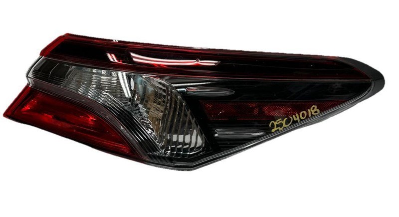 Toyota Camry tail light 2018 2024 right side quarter incandescent OEM 8155006720