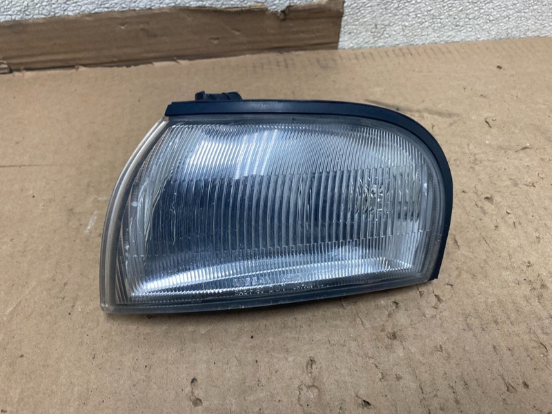 1993 to 1997 Infiniti J30 Y32 Front Driver Side Corner Light Lamp U8626 PS