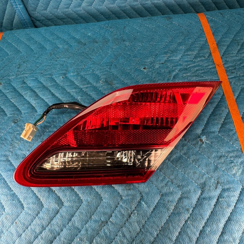07-10 TOYOTA AVALON XL RIGHT INNER TAILLIGHT P3948 OEM