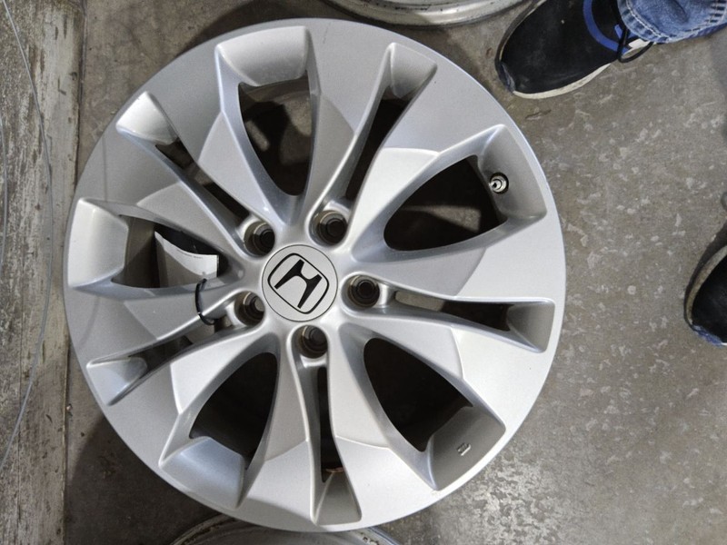 2012-2014 Honda CR-V Wheel Rim 17x6-1/2 10 Spoke Lug Nut Aligned w/ Narrow Slot