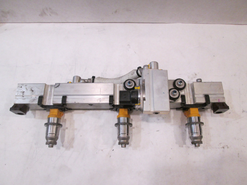 60V-13171-00-00 Yamaha Outboard Fuel Injection Rail Pipe #2 And Injectors