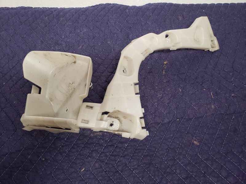 2015-2018 Ford Focus ST oem LH driver side rear bumper mounting bracket assembly