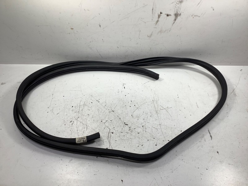 05-010 Honda Odyssey Left Front Door Body Seal OEM