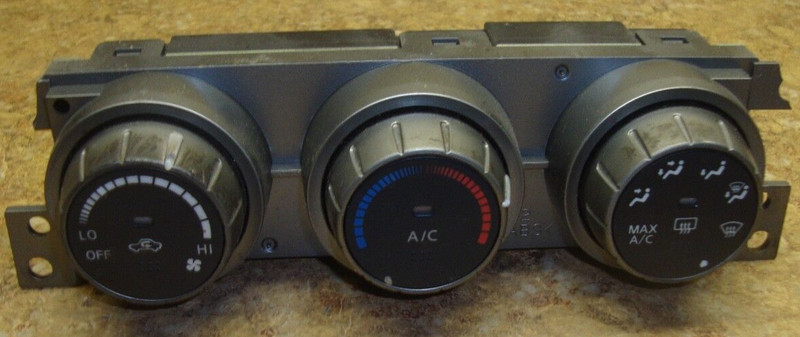 2005 Nissan Altima 2.5S 2.5 L S A/C Switches Climate Control Knobs Heat Fan Unit