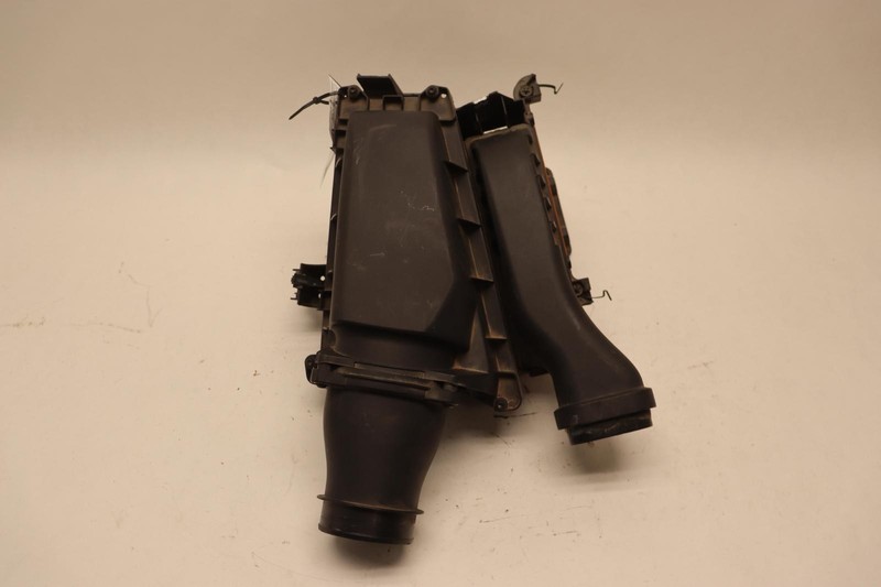 2014-2019 MERCEDES CLA250 C117 ENGINE AIR CLEANER FILTER BOX HOUSING OEM