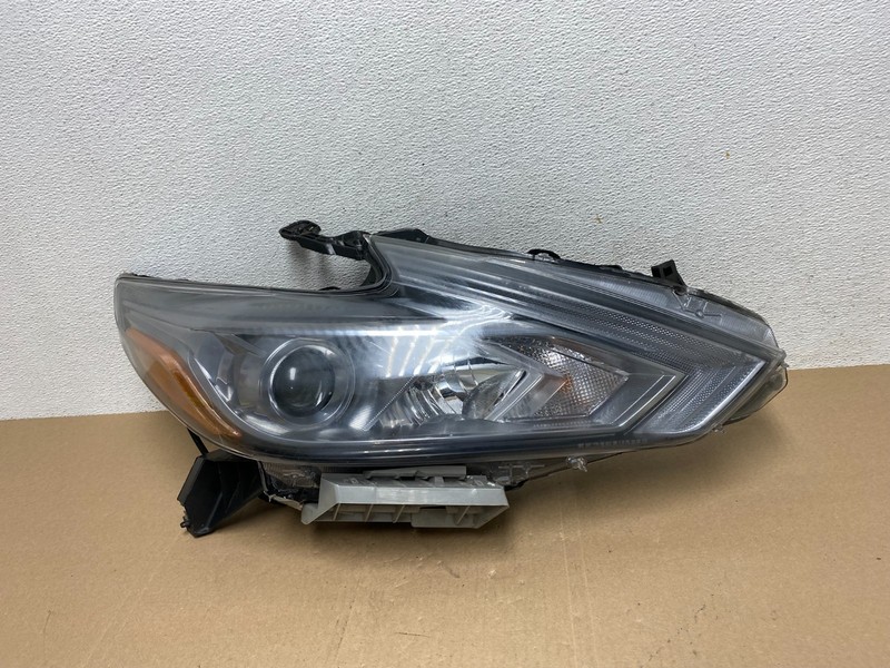 2016 - 2018 Nissan Altima Right Passenger RH Halogen Headlight AE6642 DW