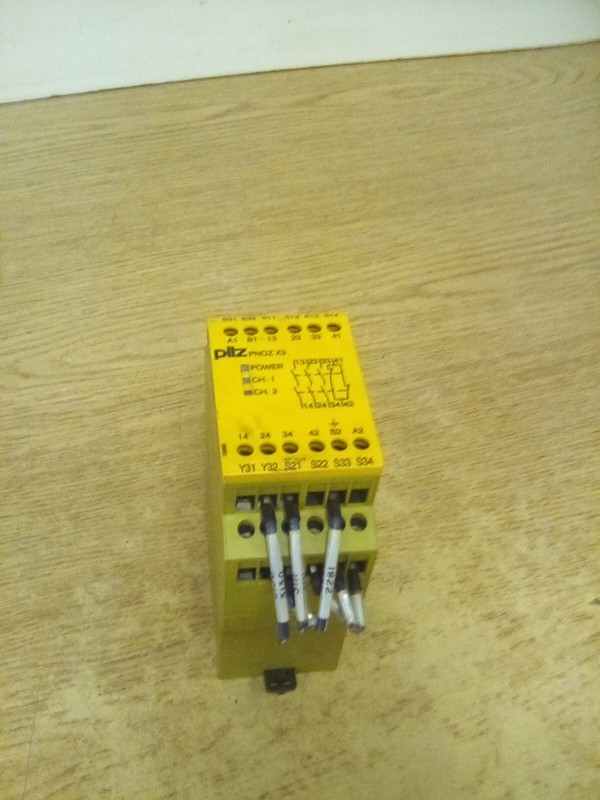 Pilz PN0Z X3 Safety Relay 24 VAC 24 VDC