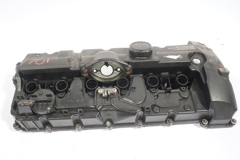2007 - 2010 BMW 528i 528xi E60 Engine Valve Cover 11-12-7-565-284 OEM