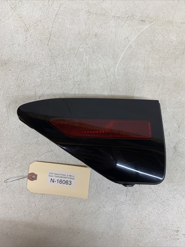 ⚡️2021-2024 Tesla X Plaid rear RH passenger reflector 1564390-00-D 16063 B160