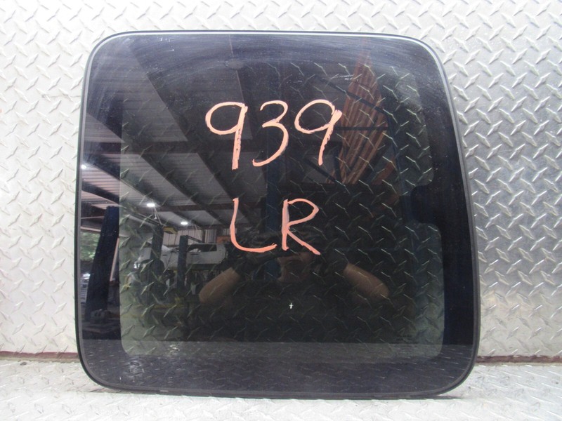 99 00 CHEVROLET SILVERADO 1500 LEFT REAR DRIVER DOOR GLASS W/PRIVACY TINT