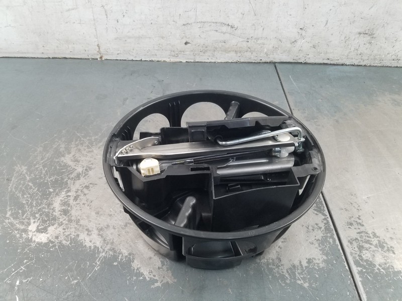 2008 Mercedes Benz AMG C 63 Tire Jack Kit #9566 K2
