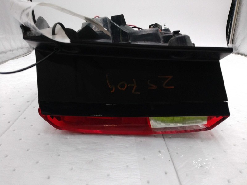 2015 KIA SORENTO Left Tail Light Assembly Grey Incandescent 547837 Used