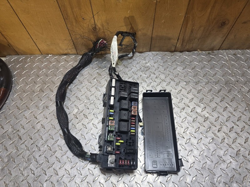 2006-2007 Chrysler 300 Engine Fuse Box 5.7L Engine Oem