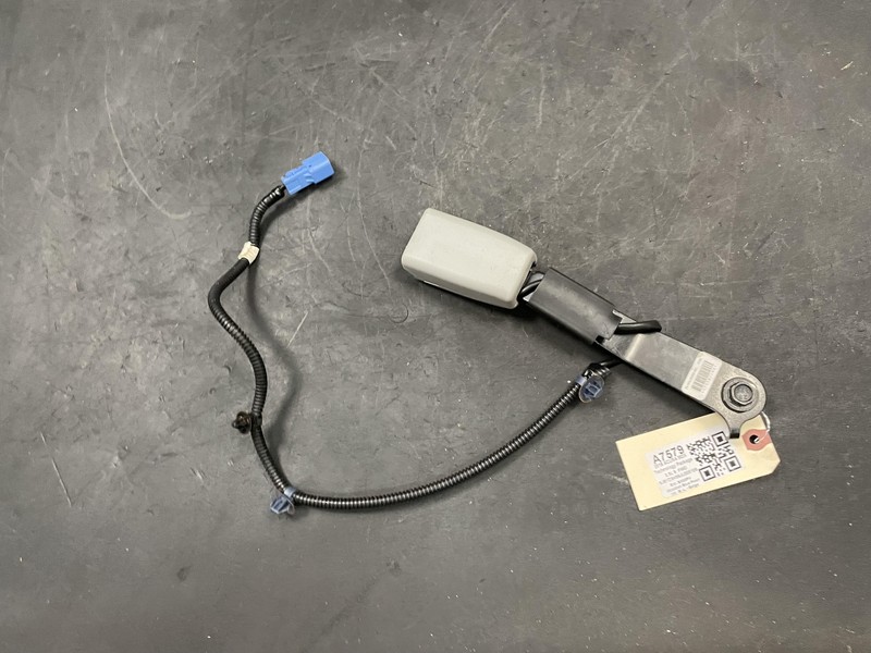 Front Left Seat Belt Buckle 2018 Acura MDX 2461929 2014 - 2016 2017 2019 2020