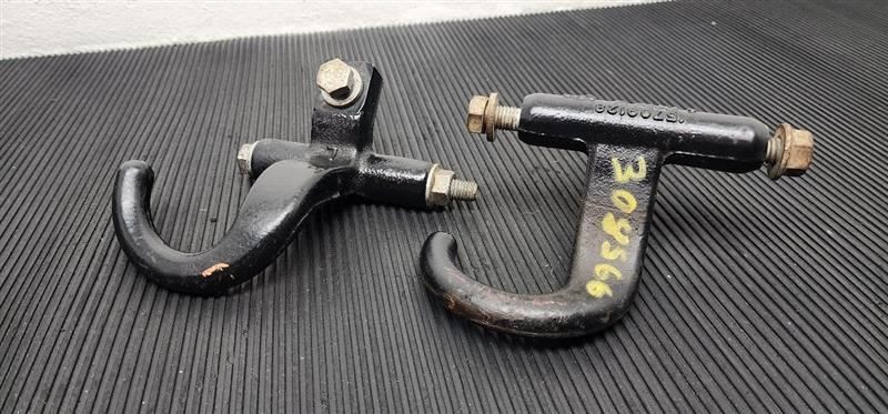 1999-2007 Chevrolet Silverado 1500 Front Tow Hooks Pair OEM 15709129
