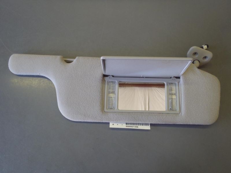 Right Passenger Sun Visor With Illumination Fits 2000-2002 Nissan Quest 35773