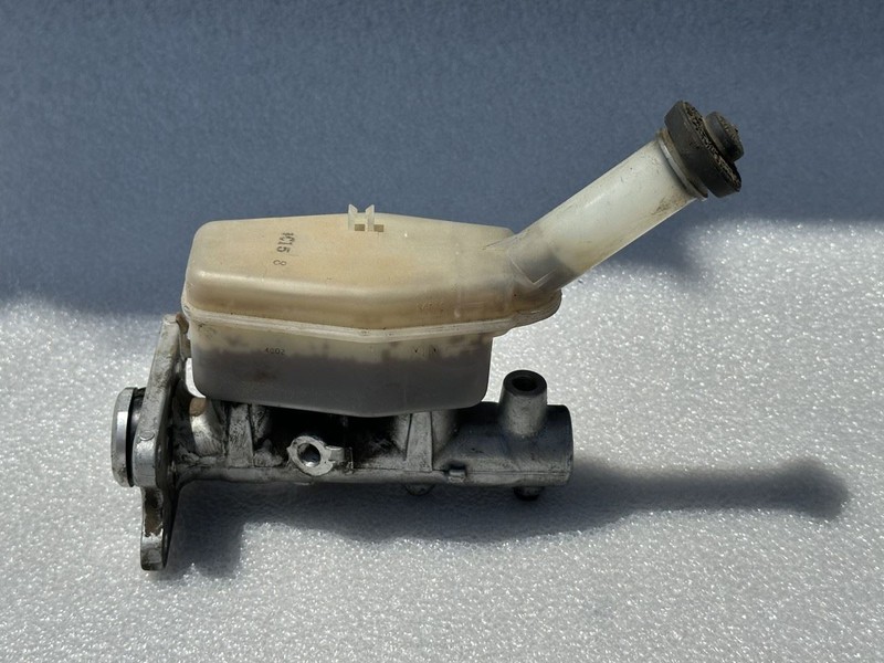 1991-1996 TOYOTA PREVIA BRAKE MASTER CYLINDER WITH RESERVOIR FOR MODELS WITH ABS