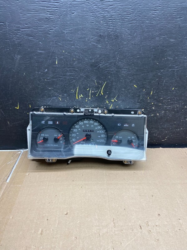 2003 to 2005 Ford Crown Victoria Speedometer Cluster Gauge ab1916 DG
